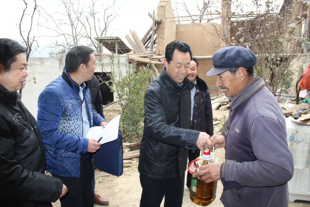 隴運(yùn)集團(tuán)公司開(kāi)展春節(jié)前走訪(fǎng)幫扶慰問(wèn)活動(dòng)