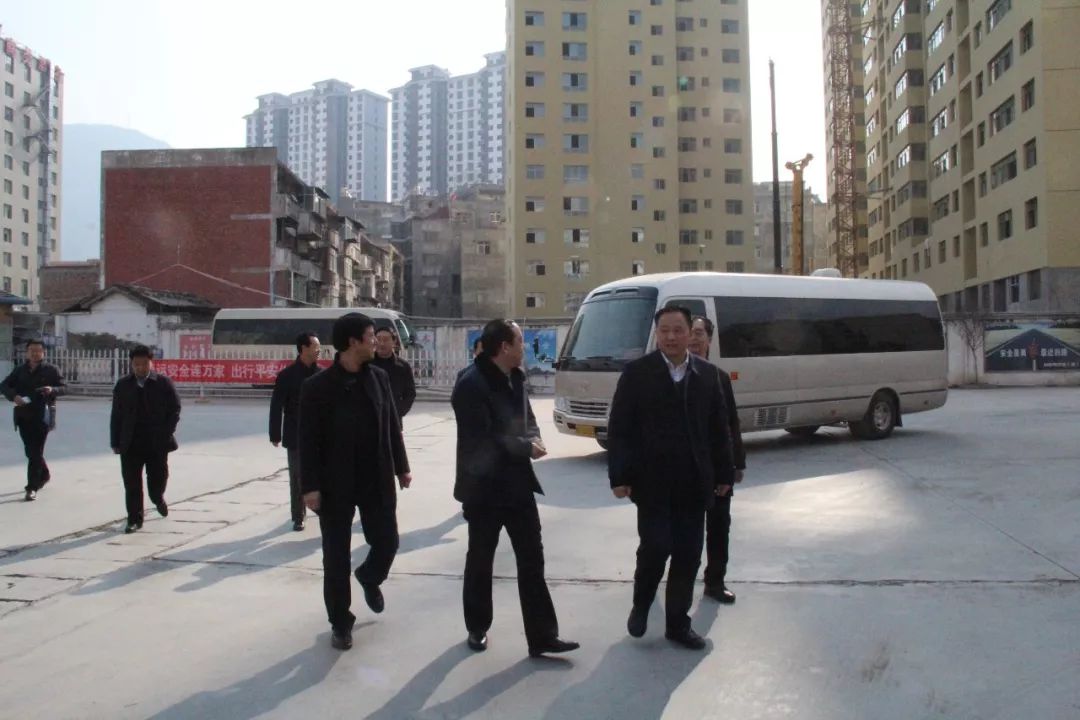 隴南市委常委、常務副市長張慶宏、副市長徐世林、市人大副主任陳榮等一行深入隴運集團公司武都汽車站開展春節(jié)前走訪慰問活動