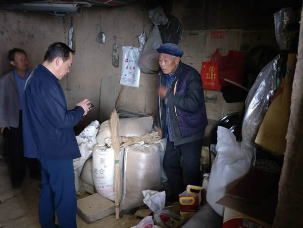 隴運(yùn)集團(tuán)公司黨委書記、董事長李寅祥同志深入琵琶鎮(zhèn)寧強(qiáng)村開展幫扶工作