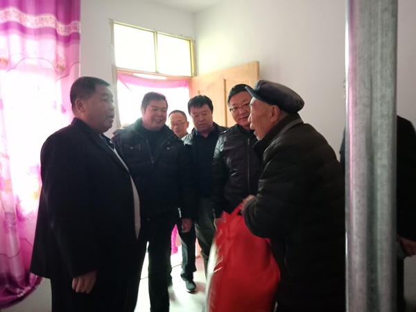 隴運(yùn)集團(tuán)公司開展“解難題、辦實(shí)事、送溫暖”主題黨日活動(dòng)