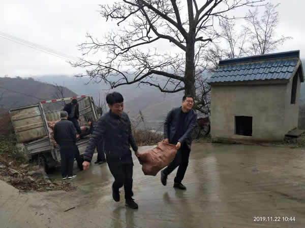 隴運(yùn)集團(tuán)公司開展“解難題、辦實(shí)事、送溫暖”主題黨日活動(dòng)