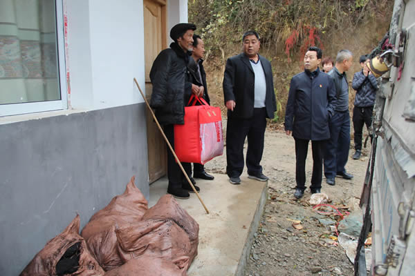 隴運(yùn)集團(tuán)公司開展“解難題、辦實(shí)事、送溫暖”主題黨日活動(dòng)