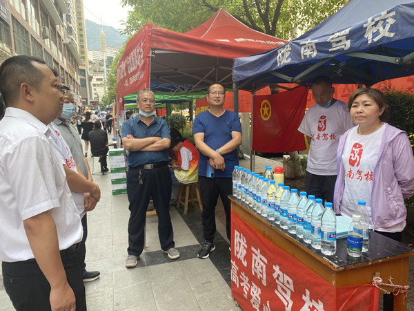 “愛心送考、奉獻社會”---隴運集團在行動