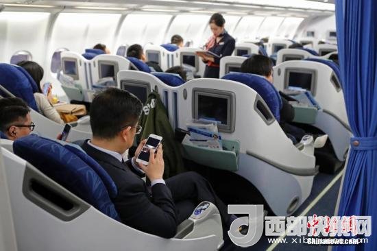 在東航MU5137航班上，旅客全程在飛行模式下可以使用手機。殷立勤 攝