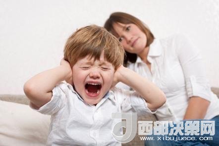 這時孩子可能會一直哭，甚至觀察父母的反應(yīng)。父母這時候可以讓他哭，哭累了自然就會停下，要讓孩子明白“鬧起來沒道理我不會心疼你”。