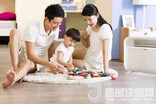 兒童時期，孩子好奇心強(qiáng)，喜歡“打破砂鍋問到底”、“探究性拆東西”、“自言自語做游戲”。這些聽似好笑，看似頑皮的言行舉止，恰恰就是孩子創(chuàng)造火花的閃現(xiàn)。心理學(xué)家鄧斯克認(rèn)為，小孩子在游戲中的“假裝”會大大促進(jìn)他們的發(fā)散思維。