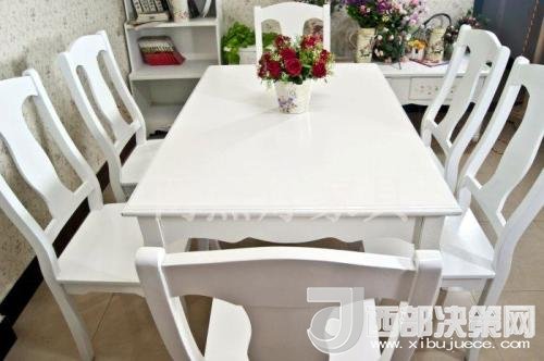 喜歡白色餐桌 但椅子該如何搭配？