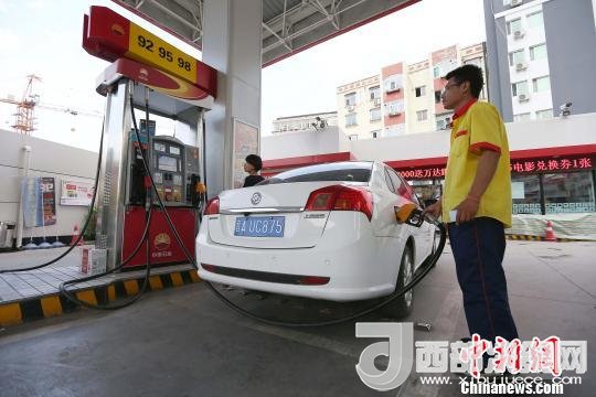 資料圖：山西太原，加油站工作人員正在給車輛加油。　張云 攝
