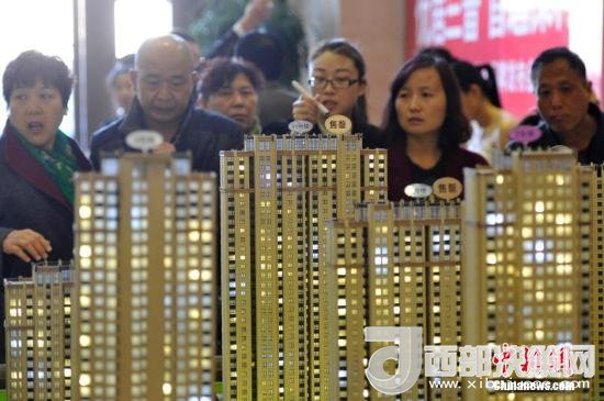資料圖：民眾選購商品房。 <a target='_blank' >中新社</a>記者 韋亮 攝