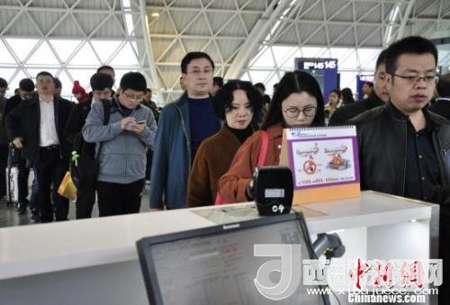 圖為旅客等待進(jìn)入客艙?！慰∶?攝
