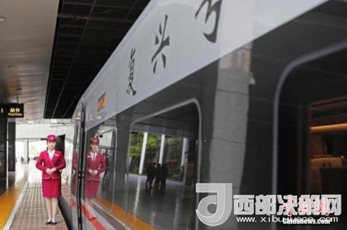 資料圖：4月10日，列車(chē)員在“復(fù)興號(hào)”列車(chē)旁迎接旅客的到來(lái)。 <a target='_blank'  data-cke-saved- >中新社</a>記者 殷立勤 攝