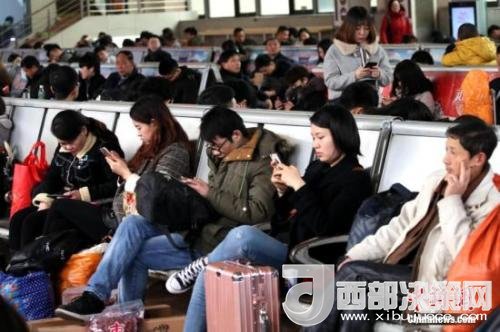 資料圖：移動互聯網時代，旅客都拿著手機打發(fā)時間。<a target='_blank' >中新社</a>記者 王中舉 攝