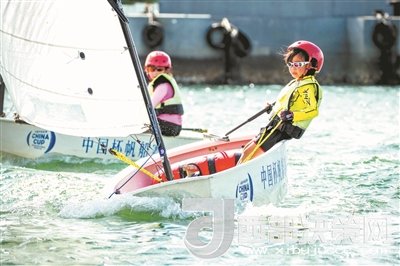 青島市北區(qū)立新小學(xué)學(xué)生參加2017年中國杯青少年帆船OP項目比賽。孫軍/攝