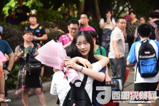 資料圖：一名家屬擁抱走出考場的考生。 王以照 攝