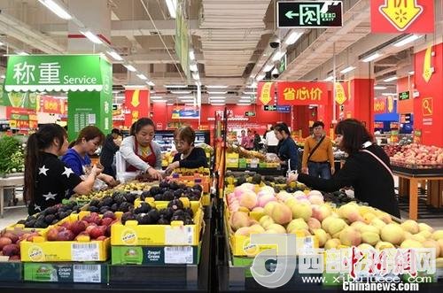資料圖：民眾在超市選購水果。<a target='_blank'  data-cke-saved- >中新社</a>記者 俞靖 攝