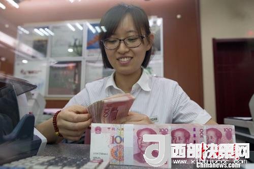 7月5日，山西太原一銀行工作人員正在清點貨幣。人民幣對美元匯率中間價在經(jīng)歷了過去11個交易中的10次下調(diào)后終于迎來大漲。5日，中國外匯交易中心公布人民幣對美元匯率中間價報6.6180，較前一交易日大幅上調(diào)415個基點，創(chuàng)下自2017年10月11日以來的最大升幅。<a target='_blank' >中新社</a>記者 張云 攝