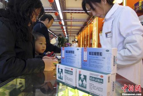資料圖：北京一家老字號(hào)藥店內(nèi)，前來購買藥品的市民絡(luò)繹不絕。<a target='_blank'  data-cke-saved- ><p  align=