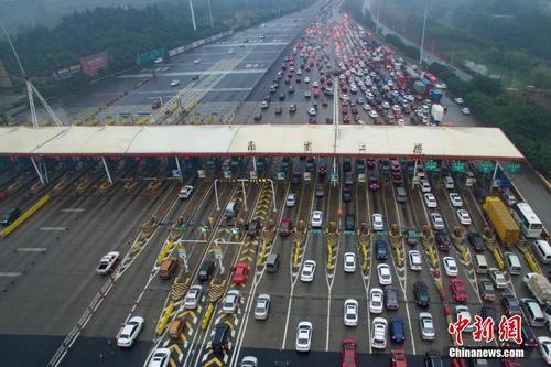 資料圖：車輛通過收費站。<a target='_blank'  data-cke-saved- ><p  align=
