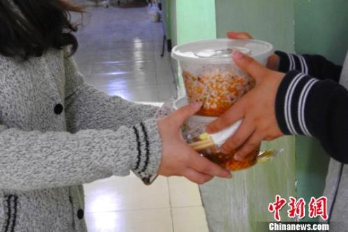 外賣配送員將外賣送到學(xué)生宿舍。受訪者供圖