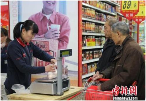 資料圖：在保定市北市區(qū)一家大型超市內(nèi)，促銷員正在為購買雞蛋的市民稱量、打包。李芳華 攝