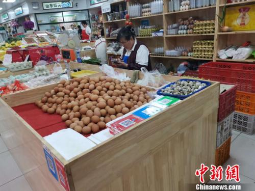 圖為菜市場里賣的雞蛋。 謝藝觀 攝