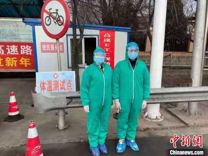 鄉(xiāng)鎮(zhèn)衛(wèi)生院和社區(qū)衛(wèi)生中心工作人員排查發(fā)熱患者。　介休市醫(yī)療集團供圖 攝
