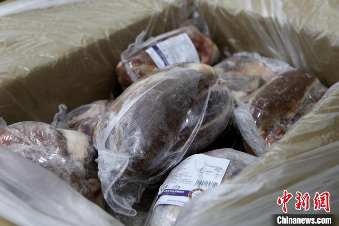 當(dāng)雄縣援鄂物資中的牦牛肉，圖中的為腱子肉，是牦牛肉中的“極品”?！‘?dāng)雄縣 供圖 攝