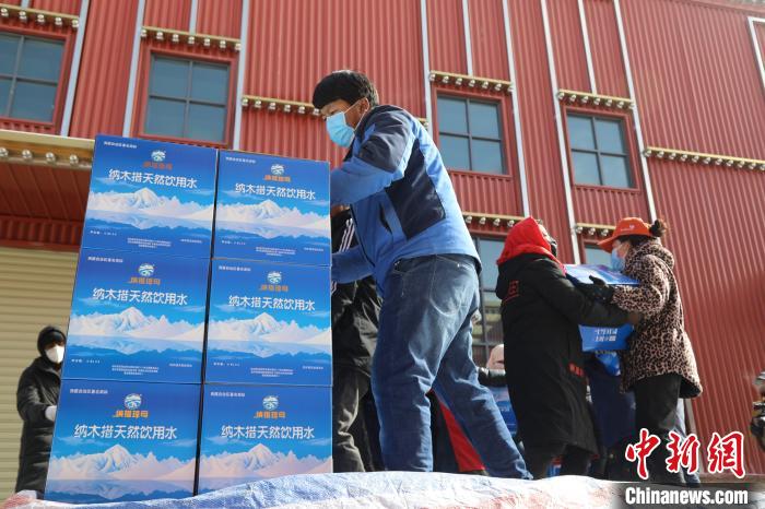 西藏當(dāng)雄給湖北荊州送去冰川礦泉水、牦牛肉等物資