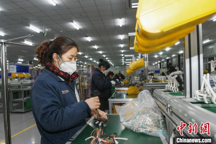 工人戴著口罩搶抓生產(chǎn)。　康建林 攝