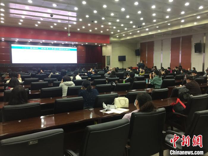 山西選派554名疫情防控指導(dǎo)員駐校指導(dǎo)高三年級開學(xué)疫情防控?！「呷鸱?攝