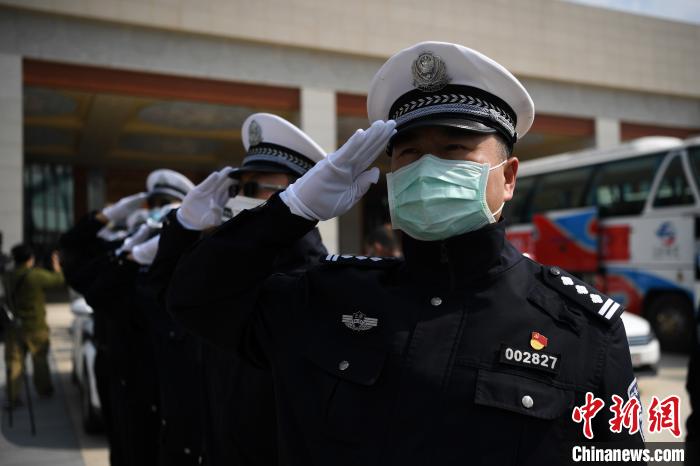 圖為交警們向醫(yī)療隊(duì)敬禮?！】灯?攝