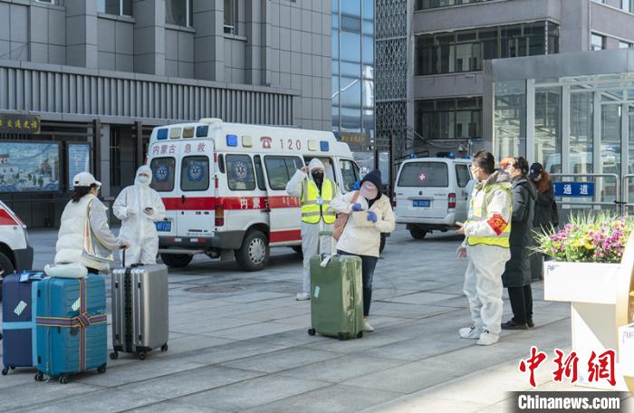 圖為呼和浩特車站“外防輸入”?！∠牧?攝
