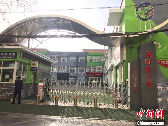 校門(mén)口設(shè)置臨時(shí)等候區(qū)，區(qū)域四周5米為禁行區(qū)?！「呷鸱?攝