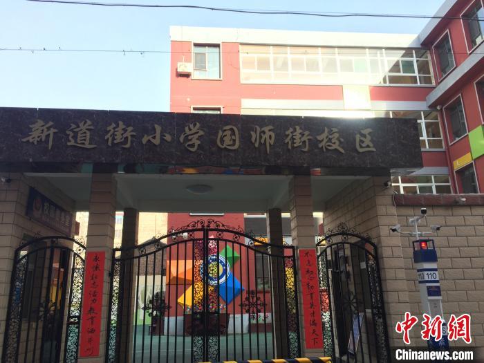 返校學(xué)生要到指定校門(mén)口報(bào)到，入校時(shí)需佩戴口罩，并進(jìn)行身份核驗(yàn)、實(shí)名登記、體溫檢測(cè)?！「呷鸱?攝