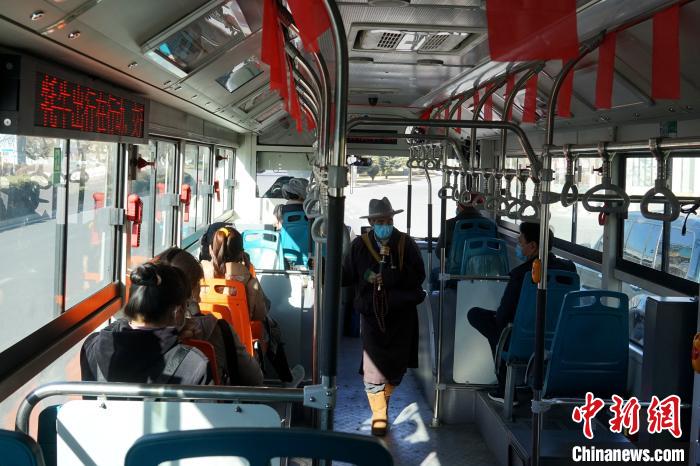 拉薩市民生活如常，圖為民眾戴口罩乘坐公交車。　江飛波 攝