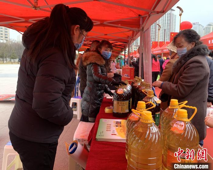 圖為市民們正在采購商品?！O睿 攝