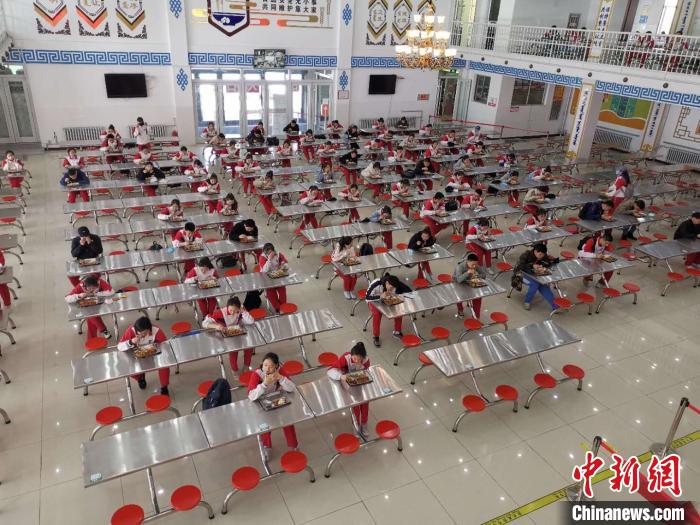 圖為學(xué)生們?cè)谑程镁筒??！鯆I娜 攝
