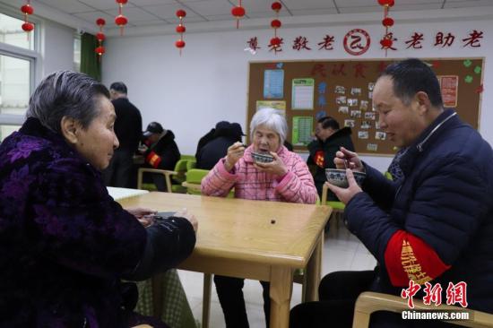 1月13日，志愿者為社區(qū)養(yǎng)老院送臘八粥。當(dāng)日是中國傳統(tǒng)臘八節(jié)，安徽省合肥市濱湖欣園社區(qū)志愿者為社區(qū)養(yǎng)老院送去臘八粥、慰問品和節(jié)日的祝福。<a target='_blank'  data-cke-saved- >中新社</a>發(fā) 余秀娟 攝