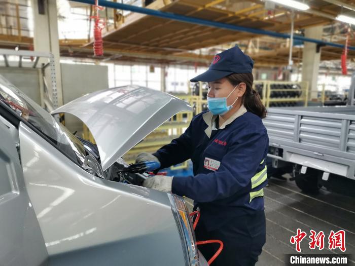 在滿(mǎn)足國(guó)外市場(chǎng)供應(yīng)的同時(shí)，成功汽車(chē)也緊盯國(guó)內(nèi)市場(chǎng)，拓渠道保銷(xiāo)量。　高飛 攝