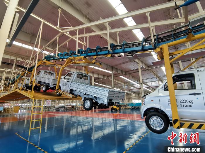 成功汽車(chē)是山西省重點(diǎn)轉(zhuǎn)型項(xiàng)目，擁有國(guó)內(nèi)先進(jìn)的零部件、發(fā)動(dòng)機(jī)整機(jī)自動(dòng)裝配和發(fā)動(dòng)機(jī)生產(chǎn)線(xiàn)、實(shí)驗(yàn)線(xiàn)，還有國(guó)際一流的工業(yè)機(jī)器人?！「唢w 攝