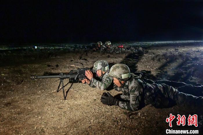 夜間狙擊手摧毀敵探照燈?！∑呀?攝