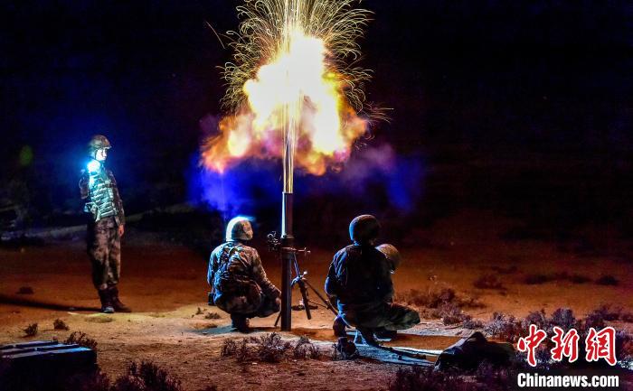 演練中偵察兵在夜間利用迫擊炮摧毀敵輕型裝甲?！」鶘|東 攝