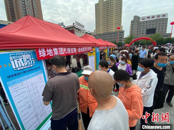 一些知名企業(yè)展臺前，投遞簡歷、咨詢就業(yè)的人絡(luò)繹不絕?！∏愊?攝