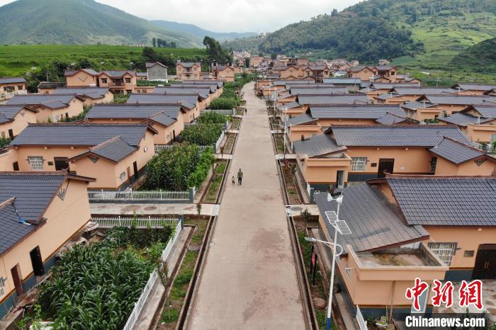 平坦的水泥路從村民居住區(qū)穿過?！埨?攝