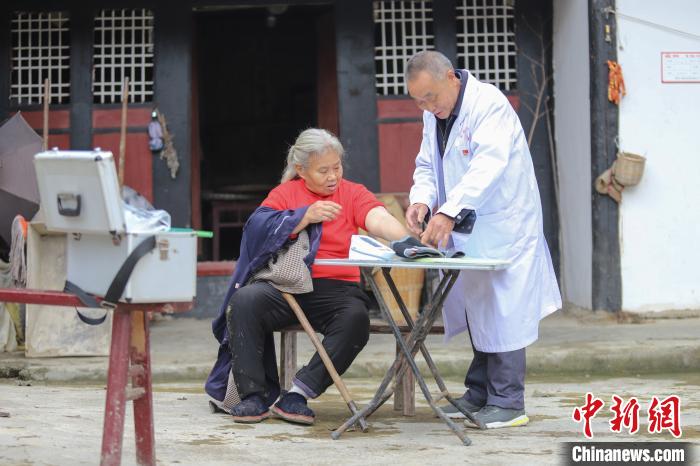 資料圖，貴州村醫(yī)給村民看病。　瞿宏倫 攝