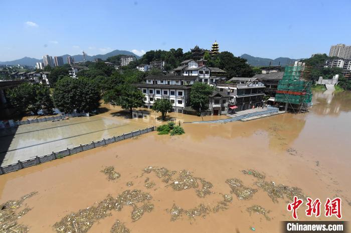 圖為7月27日，嘉陵江重慶段水位持續(xù)上漲，千年古鎮(zhèn)磁器口低洼段已被洪水淹沒?！￡惓?攝
