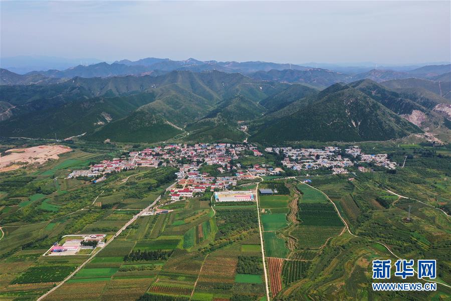 （新華全媒頭條·走向我們的小康生活·圖文互動(dòng)）（13）長(zhǎng)城腳下，小康村串成“珍珠鏈”