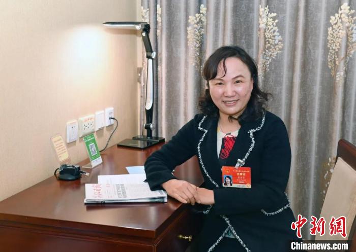 全國(guó)人大代表，浙江省臺(tái)州市椒江區(qū)大陳實(shí)驗(yàn)學(xué)校校長(zhǎng)、黨支部書記翁麗芬 蔡榮章 攝