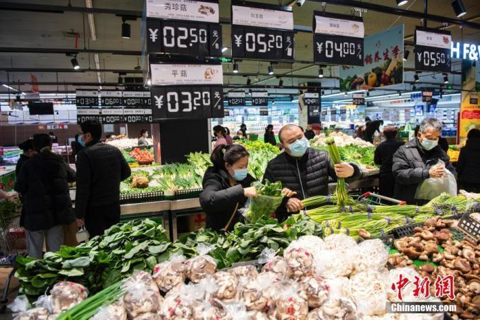 資料圖：民眾在超市采購商品。<a target='_blank'  data-cke-saved- >中新社</a>記者 侯宇 攝