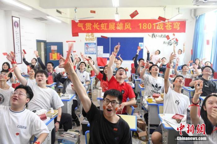 資料圖：6月6日，湖南長(zhǎng)沙同升湖實(shí)驗(yàn)學(xué)校教師與考生拋起紅包迎接高考。 楊華峰 攝
